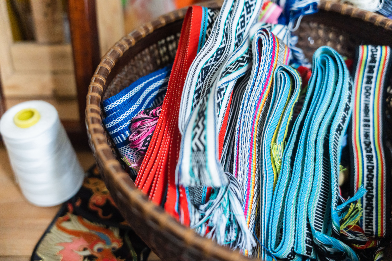 惊艳时光的丽水非遗丨"00"后男生爱上畲族彩带编织