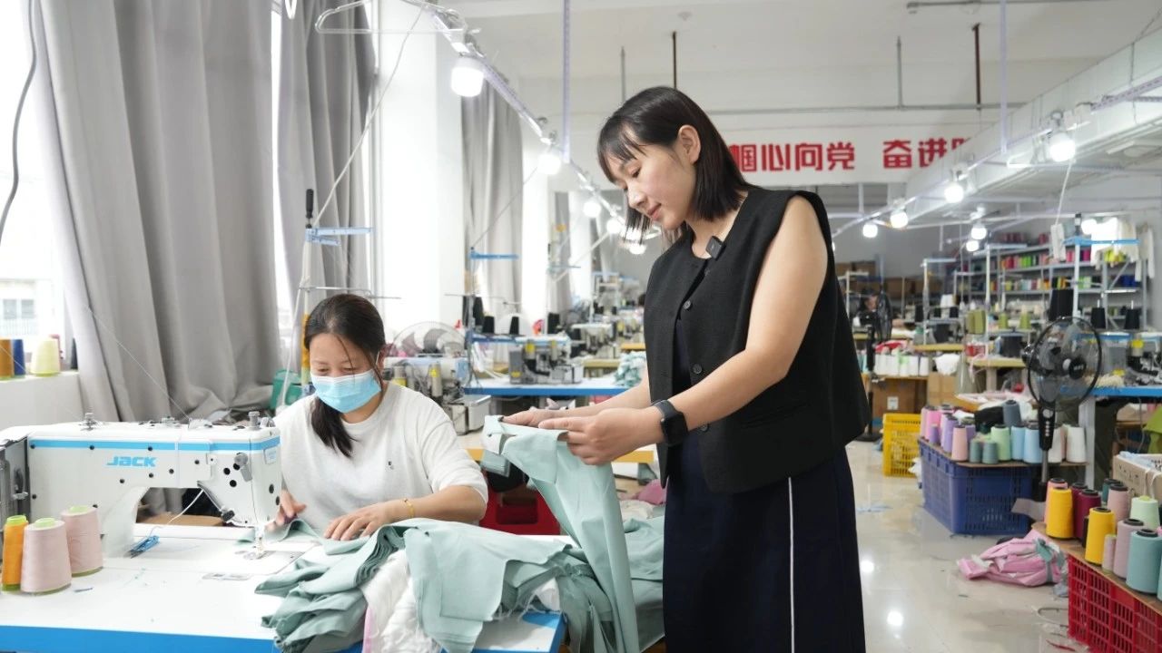 龙泉市娜依娅服装厂负责人冯娜娜.jpg