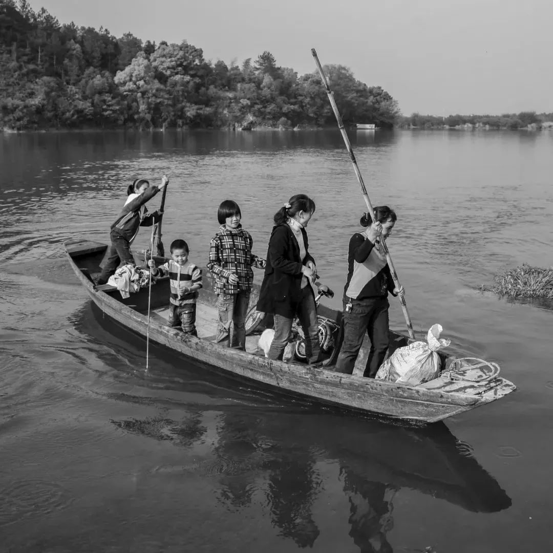 撑船渡河的村民,2009年,丽水莲都.jpg