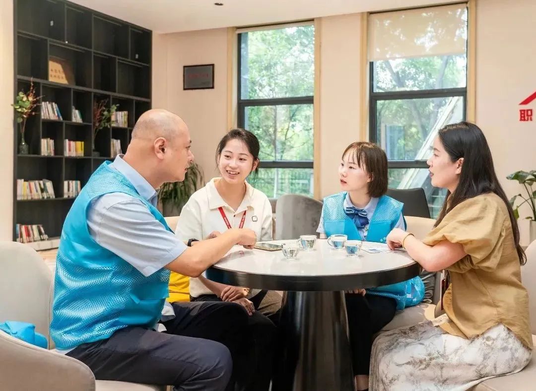 助企服务员在企业讲解惠企政策。.jpg