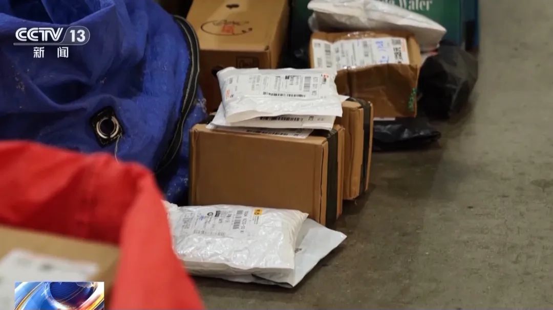 女子拆完快递顺便扫了个码,被骗上百万,咋回事?