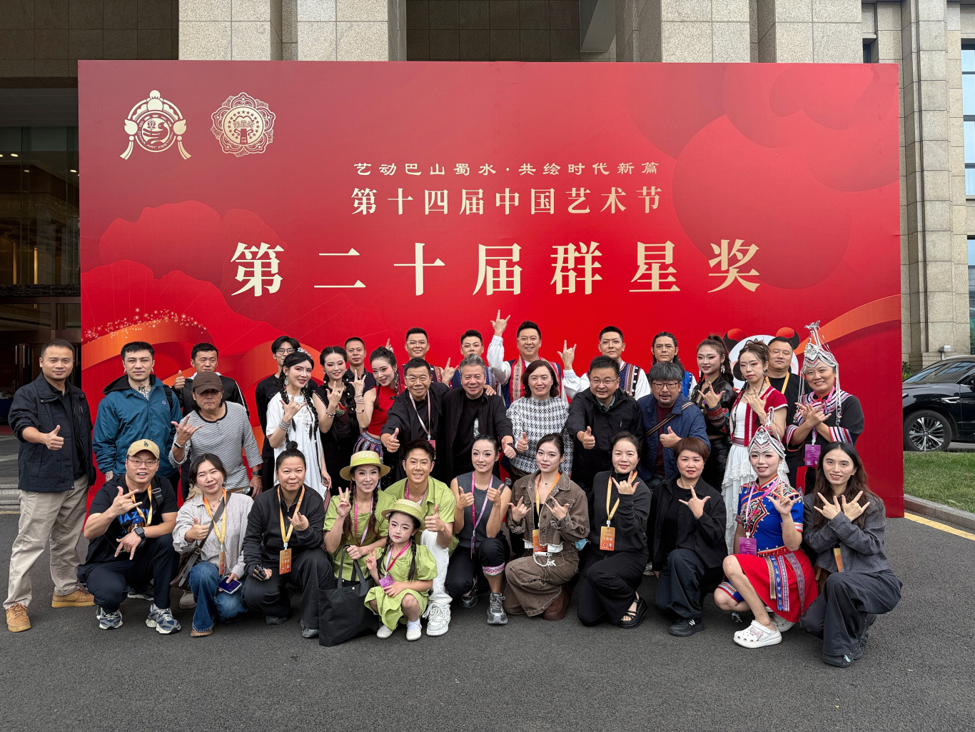04《阿家家》剧组成都宣传牌全体合影_副本.jpg