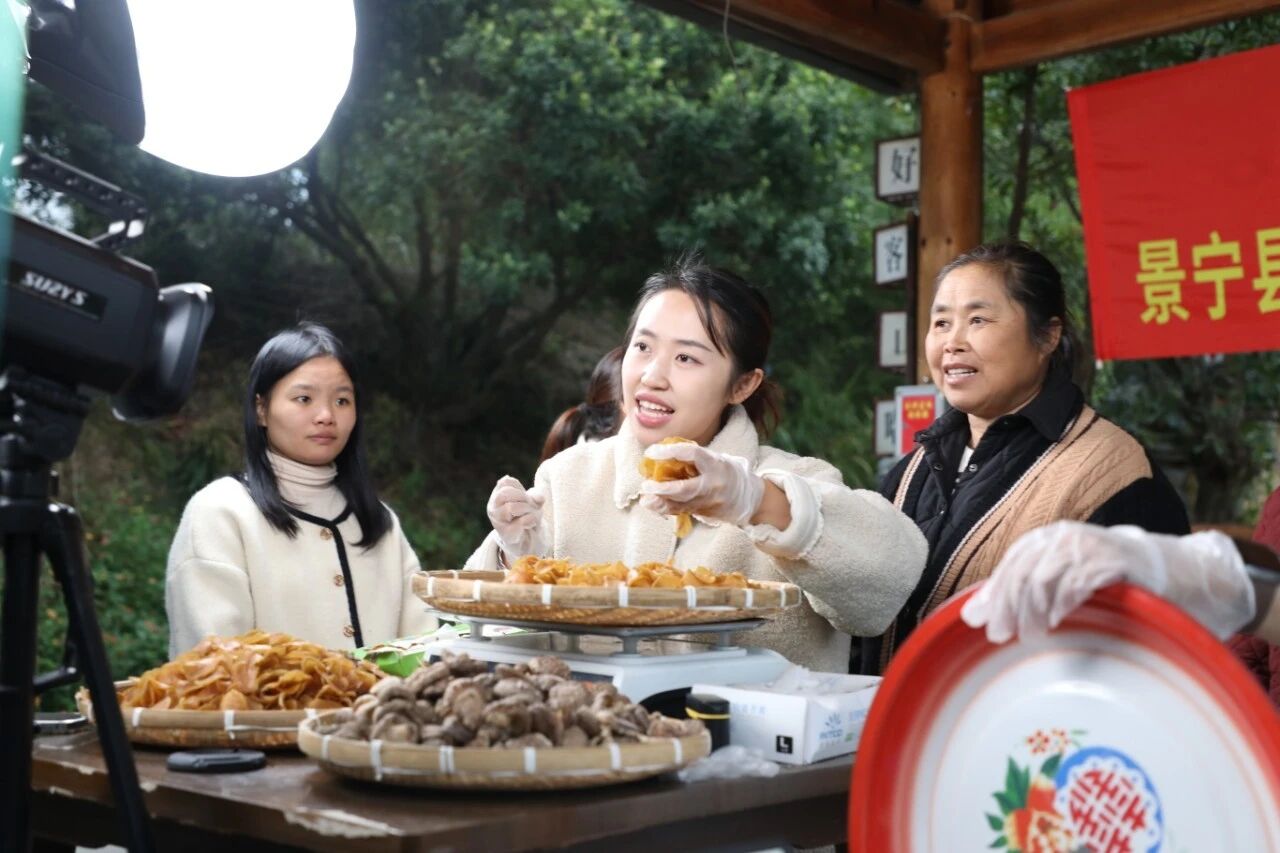 &ldquo;百村千播入万户&rdquo;直播助农增收.jpg