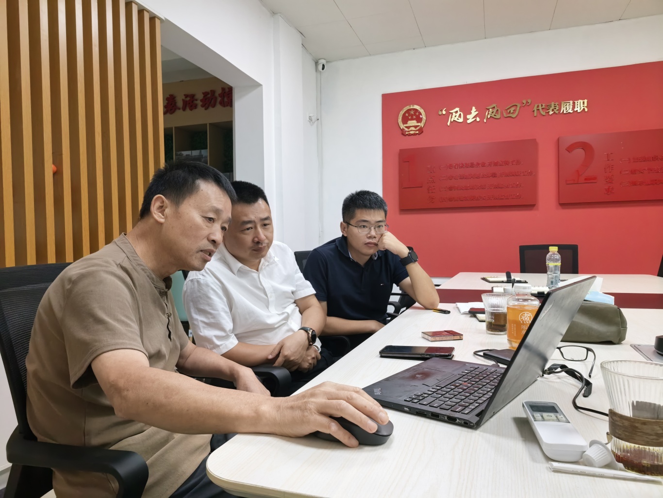 镇主要领导与运营商复盘骑迹千峡工作 (1).jpg