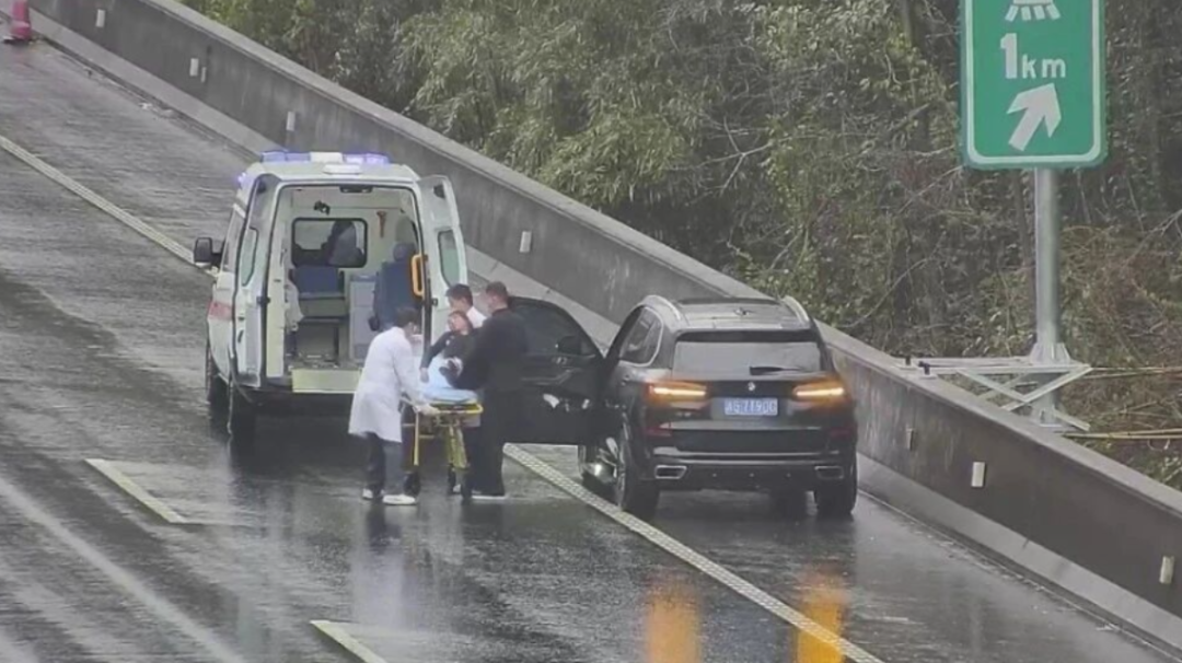 救护车将人员抬上救护车.jpg