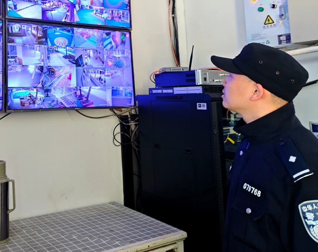 1.实地查看安防设施 黄远东摄.jpg