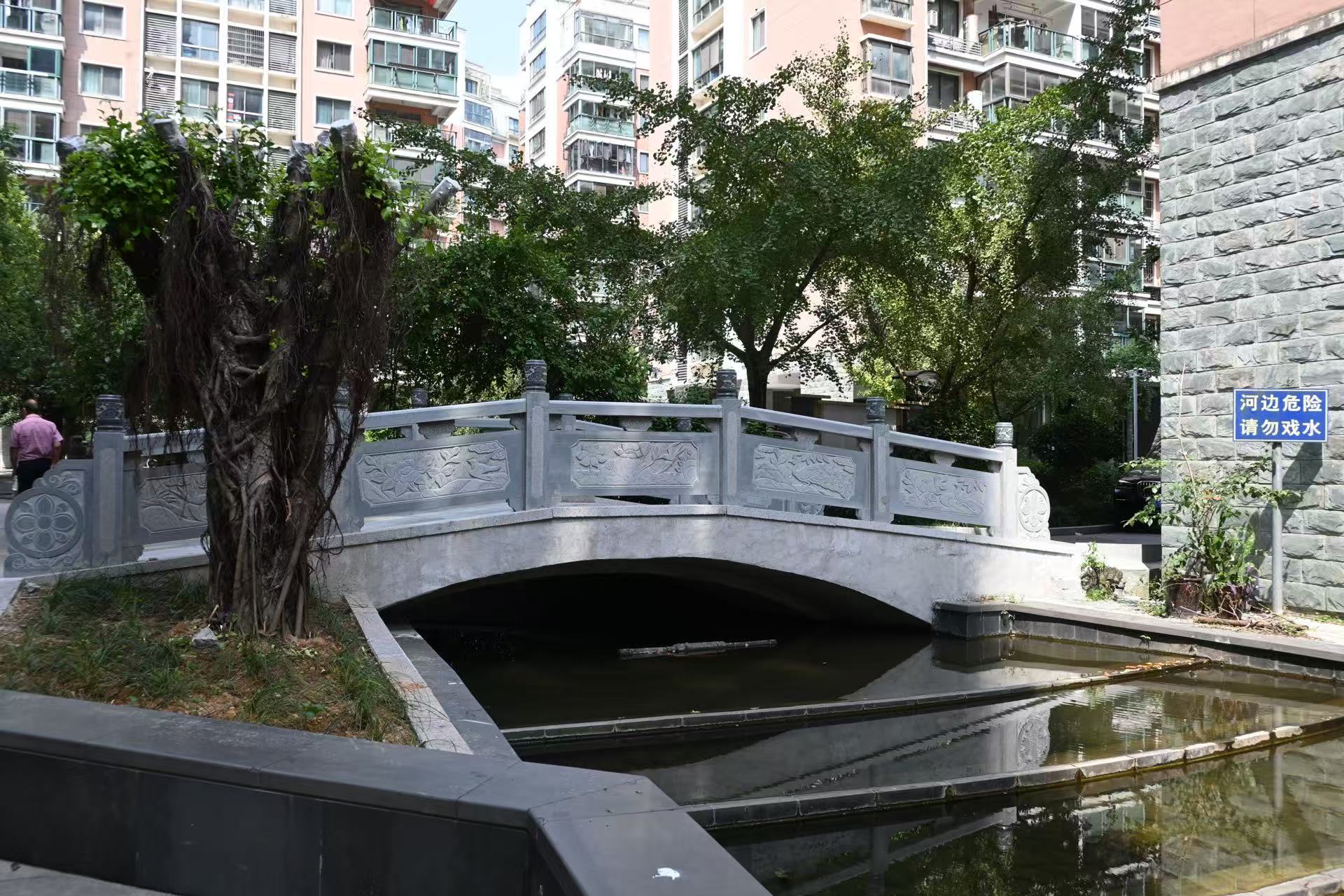 修缮一新的景观桥.jpg