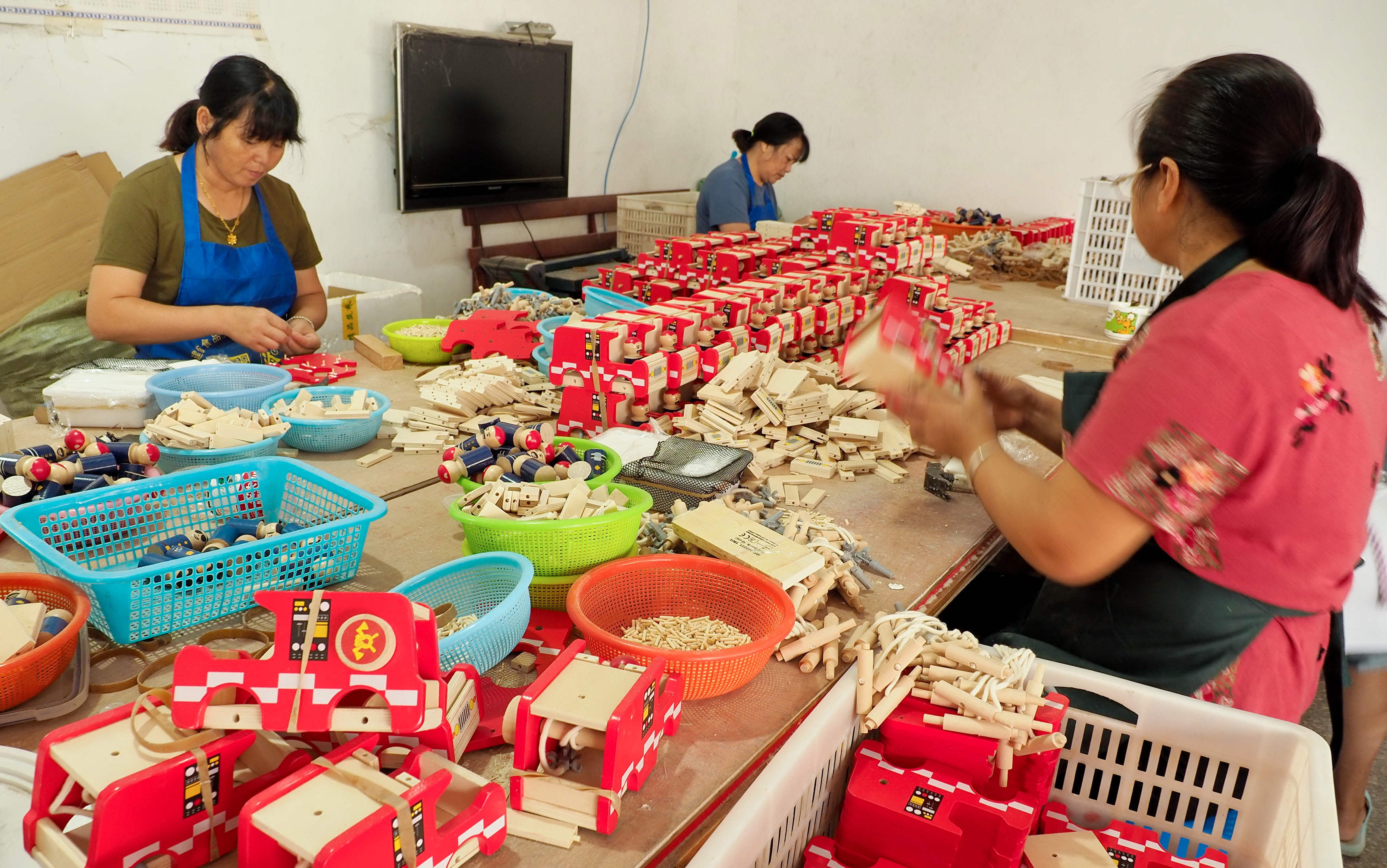 undefined 景宁畲族自治县鹤溪街道双后岗村来料加工点,女工在组装玩具配件。