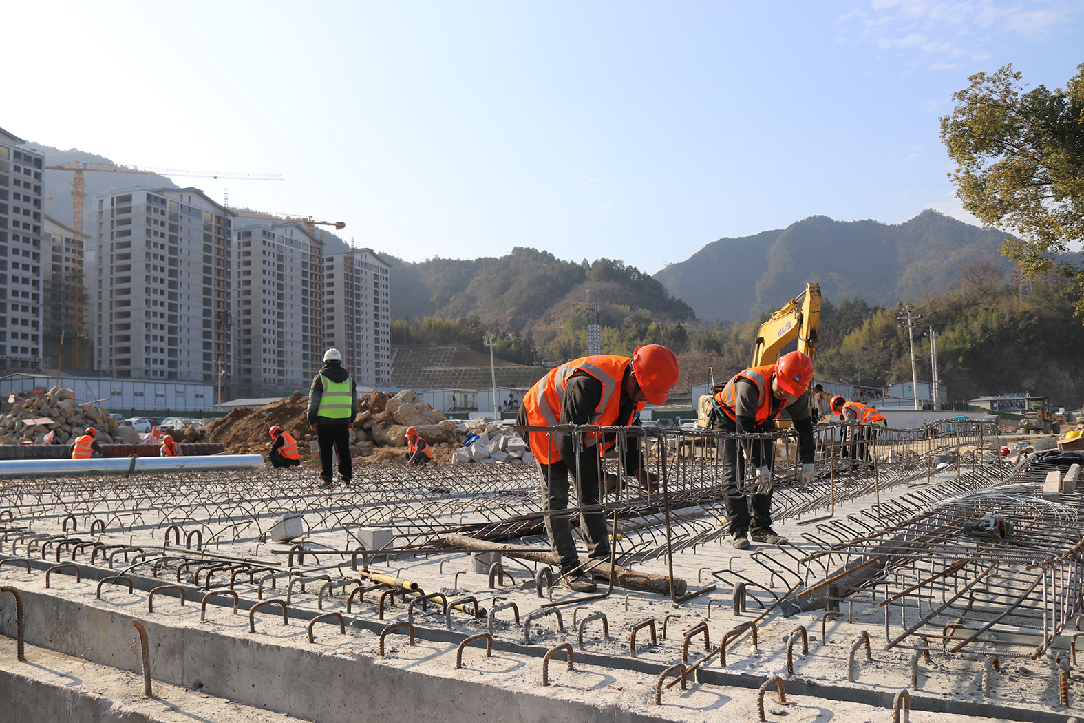 县级重点民生工程浮丘路建设桥面施工加速，冲刺春节前通车    车志坚 摄