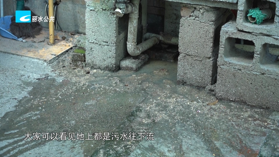 老白帮忙团 有事我帮忙:小区污水横流无人管 开放式小区管理“真空”谁来补?