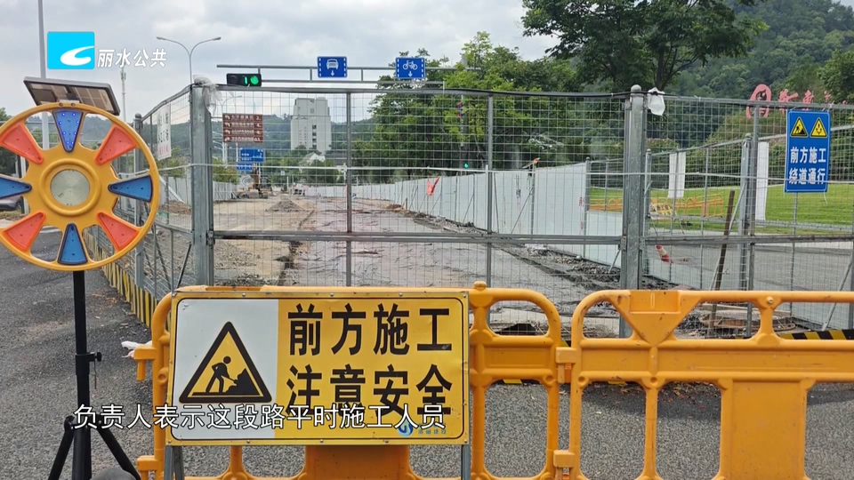 老白帮忙团 有事我帮忙：围挡拆了路面坑洼不平 这条街啥时候能修好？