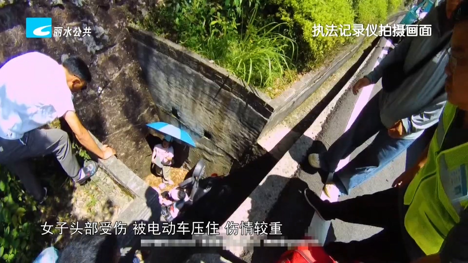 女子骑车坠入涵洞 民警徒手挪车紧急救援