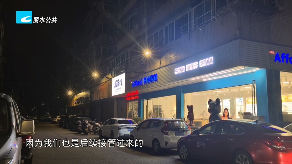 老白帮忙团 有事我帮忙:小区废弃路灯锈蚀成隐患 产权“失踪”无人敢拆