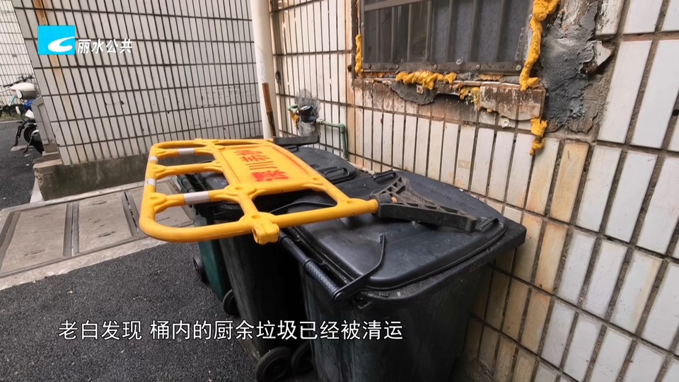 老白帮忙团 有事我帮忙:烧烤店垃圾桶占道扰民惹投诉 执法部门介入处罚促整改