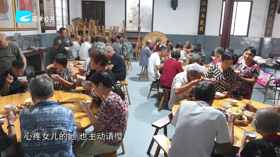 直击台风“沙德尔”丨防台一线的“母女兵”：前方巡村护民 后方端菜送暖