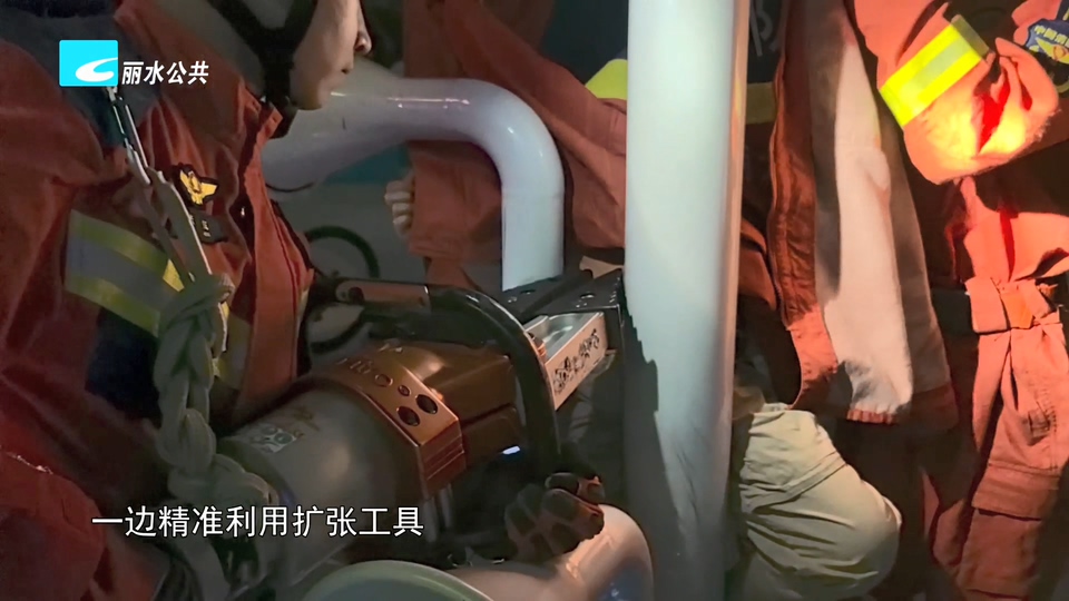 健身器材卡住小男孩 消防出手助其脱险