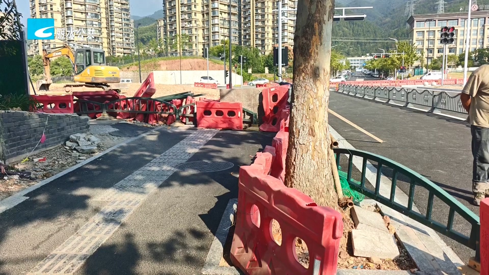 老白帮忙团 有事我帮忙:新路“看得见走不了” 市民希望早日开放通行