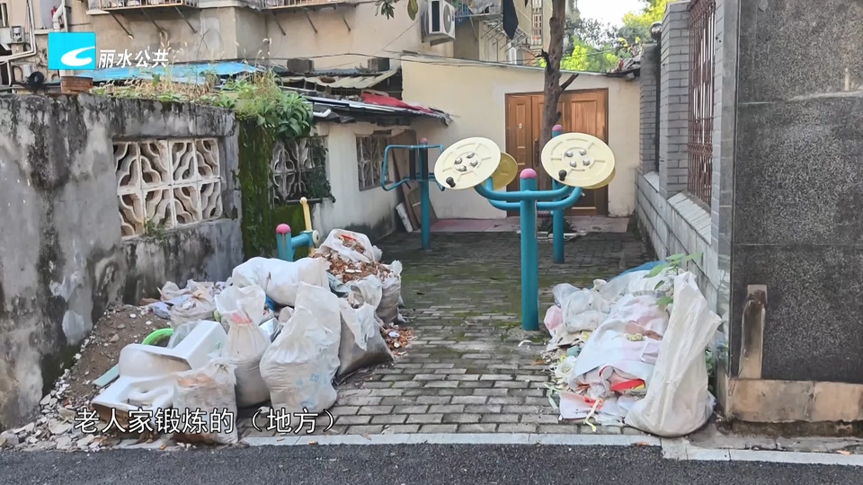 老白帮忙团 有事我帮忙:建筑垃圾长期堆放健身场地 责令整改见时效