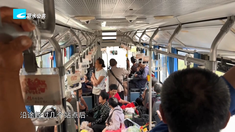老白帮忙团 有事我帮忙:菜筐挤占313路首班车 上班族屡屡迟到 “菜筐难题”如何破解