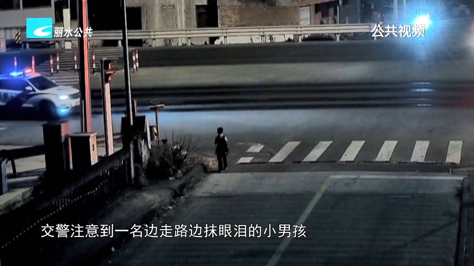男孩放学迷路 交警暖心护送平安到家